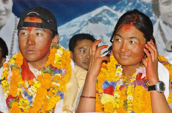 Los alpinistas nepalíes Moni Mulepati y Pempa Dorje celebraron la primera boda en el pico más alto del mundo, el 2 de junio de 2005. Mulepati también se convirtió en la primera ciudadana nepalí en escalar el Everest. - Sputnik Mundo