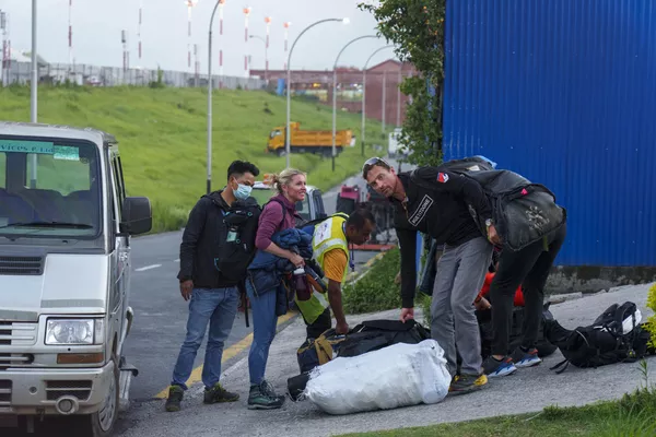 El alpinista británico Kenton Cool que completó con éxito su 16.ª cima del monte Everest lleva un equipaje a su llegada al aeropuerto de Katmandú, Nepal, el 17 de mayo de 2022. El alpinista británico Kenton Cool que completó con éxito su 16.ª cima del monte Everest lleva un equipaje a su llegada al aeropuerto de Katmandú, Nepal, el 17 de mayo de 2022. - Sputnik Mundo