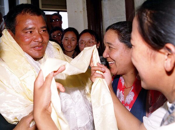 El veterano alpinista Babu Chhiri Sherpa, de 33 años, que permaneció 20 horas y 24 minutos en la cima de la montaña más alta del mundo sin oxígeno, el 6 de mayo de 1999, estableciendo un nuevo récord mundial. - Sputnik Mundo