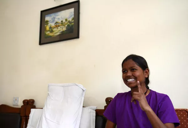 La alpinista india Purna Malavath, una colegiala india de 13 años procedente de una familia pobre se ha convertido en la niña más joven en conquistar el Everest. Reveló que nunca había escalado ninguna montaña antes de lanzarse a la cima más alta del mundo. Purna Malavath, hija de un granjero tribal, alcanzó la cima de 8.848 metros el 25 de mayo tras una difícil y peligrosa ascensión desde el lado tibetano del monte. La alpinista india Purna Malavath, una colegiala india de 13 años procedente de una familia pobre se ha convertido en la niña más joven en conquistar el Everest. Reveló que nunca había escalado ninguna montaña antes de lanzarse a la cima más alta del mundo. Purna Malavath, hija de un granjero tribal, alcanzó la cima de 8.848 metros el 25 de mayo tras una difícil y peligrosa ascensión desde el lado tibetano del monte. - Sputnik Mundo