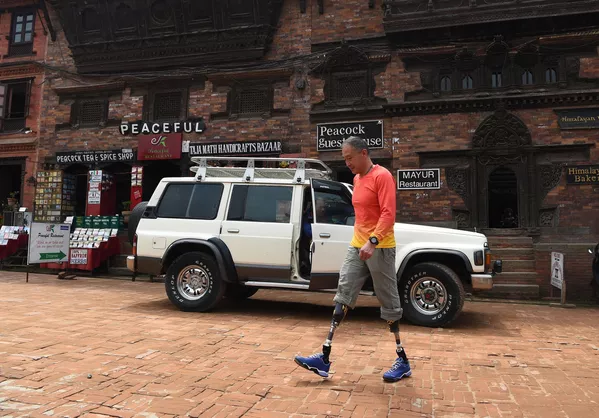 El alpinista chino Xia Boyu, que perdió ambas piernas por congelación durante su primer intento de escalar el Everest, antes de volver a realizar otro intento de ascensión a la montaña. Todavía espera alcanzar por fin la cima del pico más alto del mundo después de que el Tribunal Supremo de Nepal revocara una prohibición gubernamental que impedía a los amputados dobles escalar la montaña. El alpinista chino Xia Boyu, que perdió ambas piernas por congelación durante su primer intento de escalar el Everest, antes de volver a realizar otro intento de ascensión a la montaña. Todavía espera alcanzar por fin la cima del pico más alto del mundo después de que el Tribunal Supremo de Nepal revocara una prohibición gubernamental que impedía a los amputados dobles escalar la montaña. - Sputnik Mundo