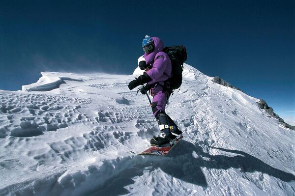 Imagen del 23 de mayo de 2001 del snowbordista extremo Marco Siffredi en su primer descenso de Everest. - Sputnik Mundo