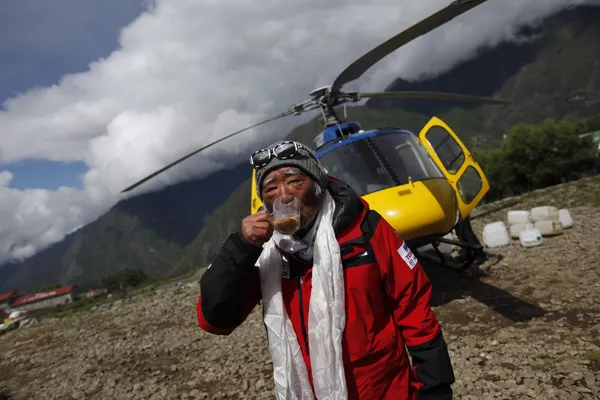 El alpinista japonés Yuichiro Miura, de 80 años, ha logrado ser el escalador del Everest de más edad de la historia. El exesquiador extremo japonés escaló hasta la cumbre de 8.848 metros. Su rival, el nepalí Min Bahadur Sherchan, de 81 años, sigue en la montaña con la esperanza de batir el récord de Miura. El alpinista japonés Yuichiro Miura, de 80 años, ha logrado ser el escalador del Everest de más edad de la historia. El exesquiador extremo japonés escaló hasta la cumbre de 8.848 metros. Su rival, el nepalí Min Bahadur Sherchan, de 81 años, sigue en la montaña con la esperanza de batir el récord de Miura. - Sputnik Mundo