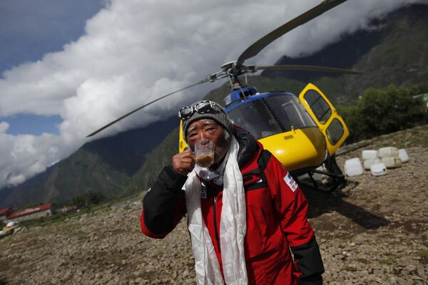 El alpinista japonés Yuichiro Miura, de 80 años, ha logrado ser el escalador del Everest de más edad de la historia. El exesquiador extremo japonés escaló hasta la cumbre de 8.848 metros. Su rival, el nepalí Min Bahadur Sherchan, de 81 años, sigue en la montaña con la esperanza de batir el récord de Miura. - Sputnik Mundo