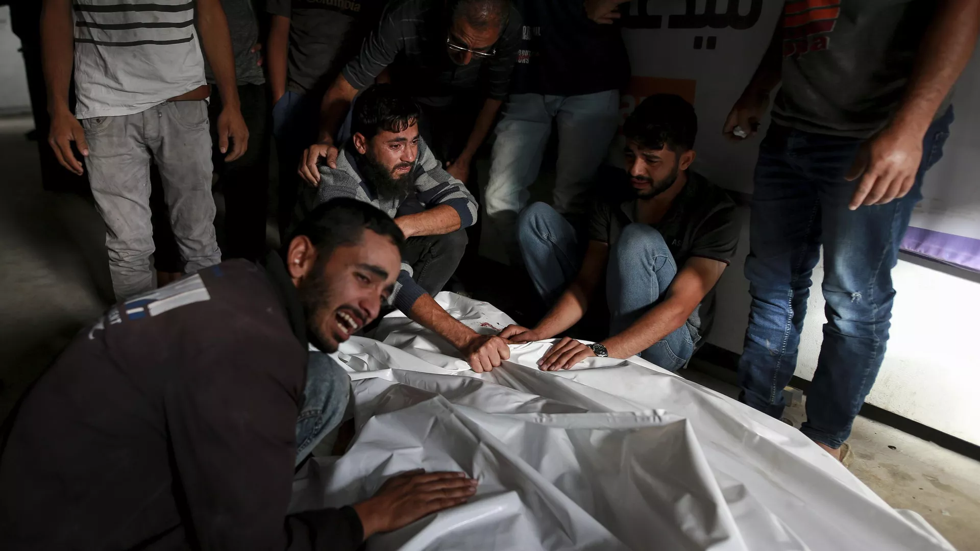 Palestinos lloran sobre los cuerpos de familiares muertos en un ataque aéreo israelí, en una morgue en Rafah, Franja de Gaza, el 27 de mayo de 2024. - Sputnik Mundo, 1920, 05.01.2025