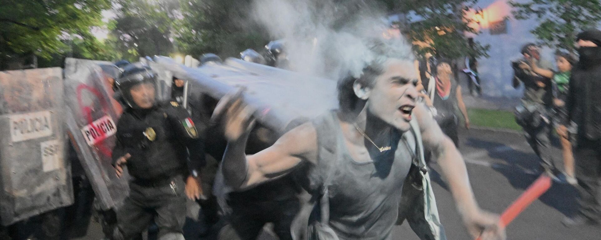 La manifestación frente a la Embajada de Israel en Ciudad de México se convirtió en un enfrentamiento entre manifestantes y policías con piedras y cócteles molotov. - Sputnik Mundo, 1920, 29.05.2024