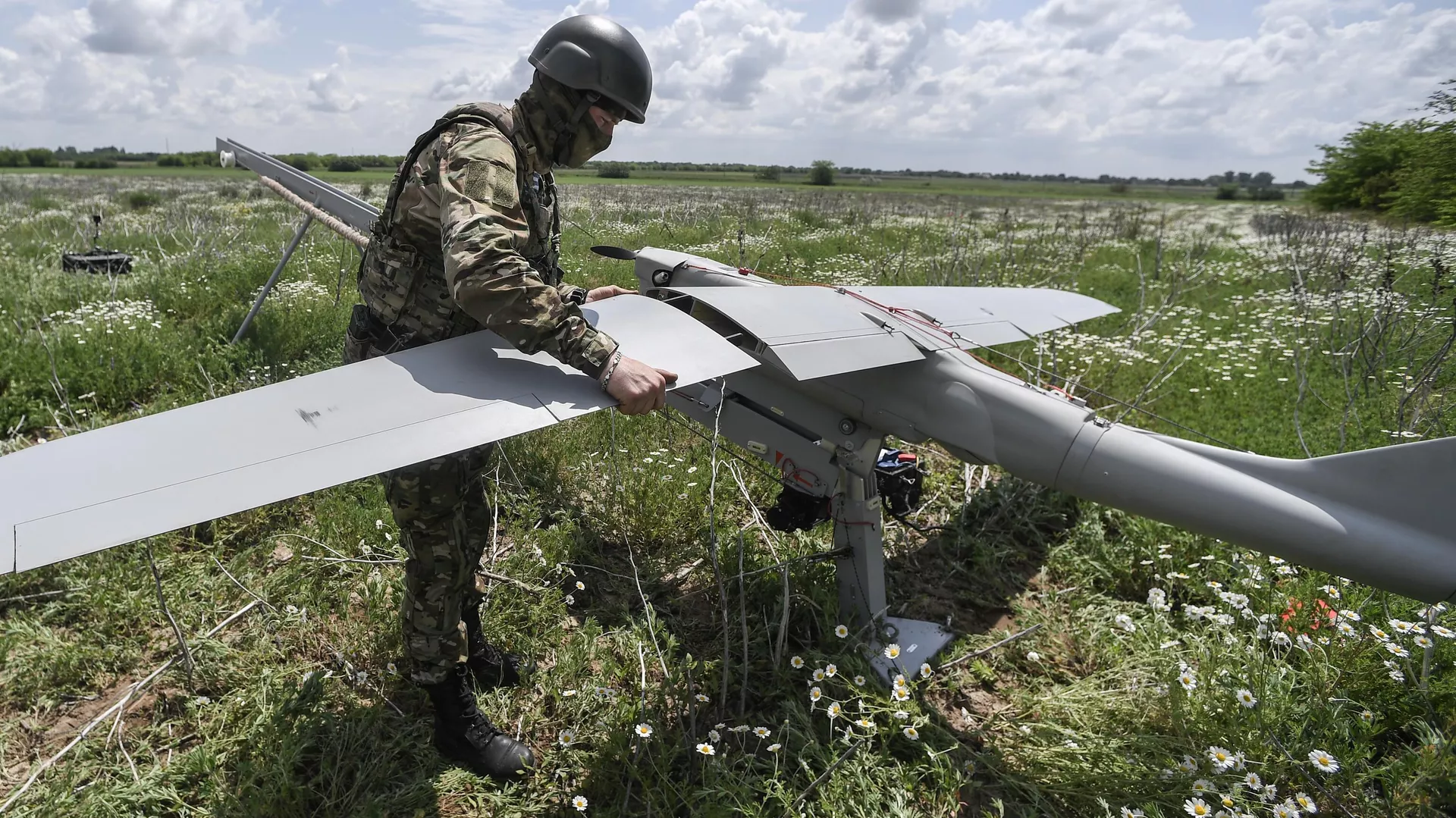 Efectivo de las Fuerzas Armadas rusas se preparan para lanzar el vehículo aéreo no tripulado Orlan-30 Efectivo de las Fuerzas Armadas rusas se preparan para lanzar el vehículo aéreo no tripulado Orlan-30 - Sputnik Mundo, 1920, 30.05.2024