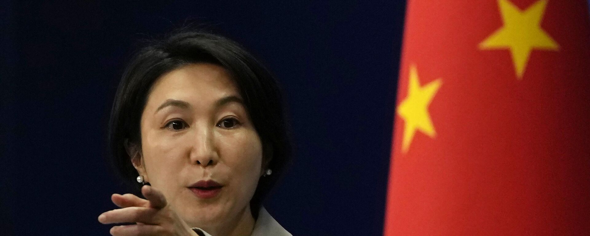 Mao Ning, la portavoz de la Cancillería china, gesticula durante una rueda de prensa, el 26 de julio de 2023 - Sputnik Mundo, 1920, 05.06.2024