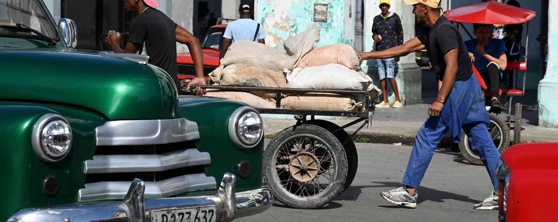 Dos hombres en La Habana, capital de Cuba, en marzo de 2024 (Imagen referencial) - Sputnik Mundo, 1920, 31.05.2024