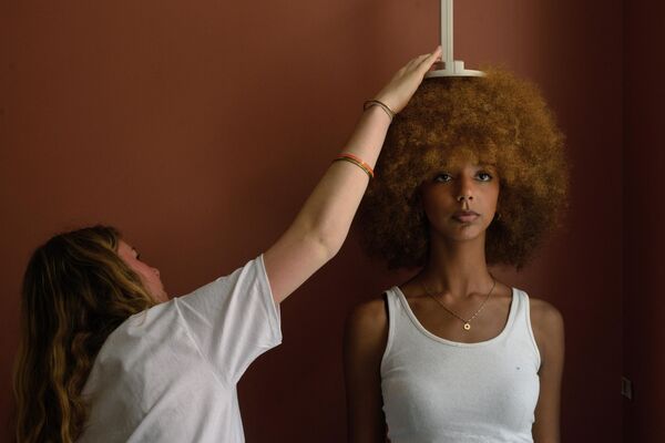 Medición de la estatura de una modelo durante su participación en el concurso Elite Model Look 2024, Francia. - Sputnik Mundo