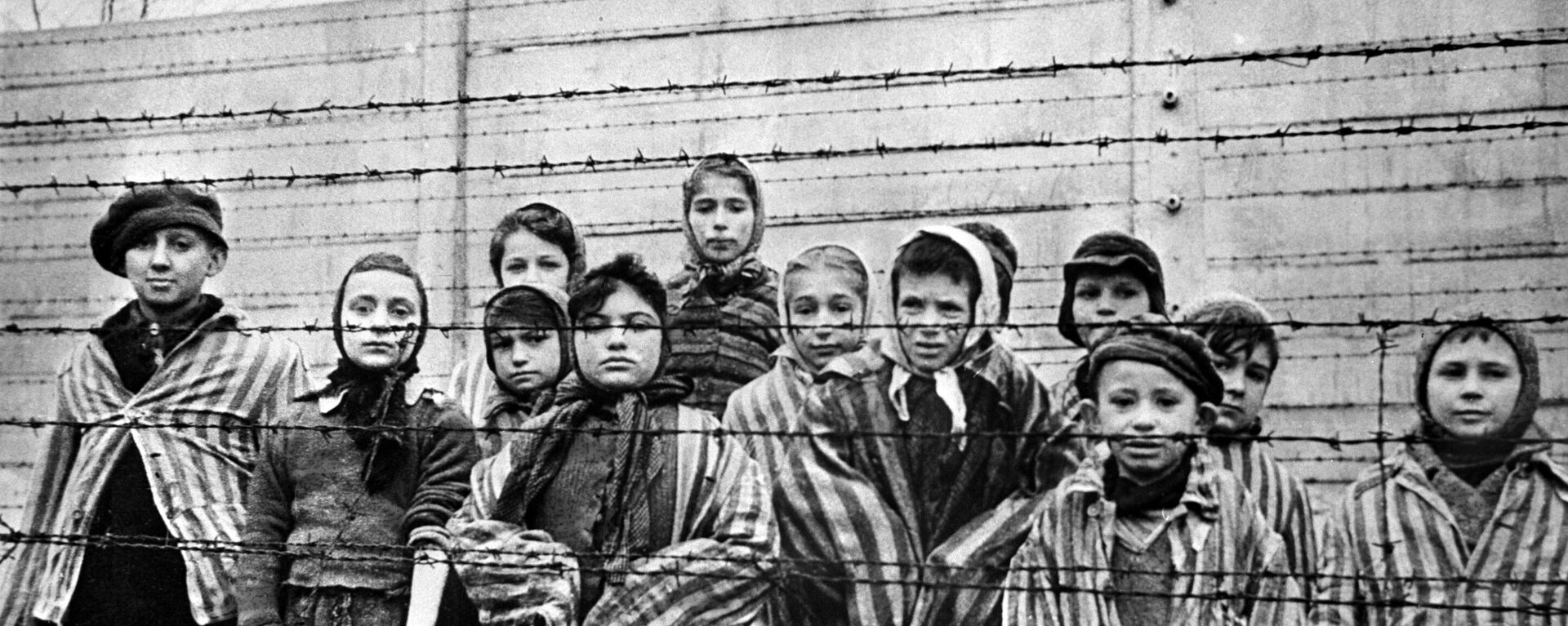 Niños prisioneros del  campo de concentración nazi de Auschwitz liberados por tropas del Ejército Rojo el 27 de enero de 1945 - Sputnik Mundo, 1920, 01.06.2024