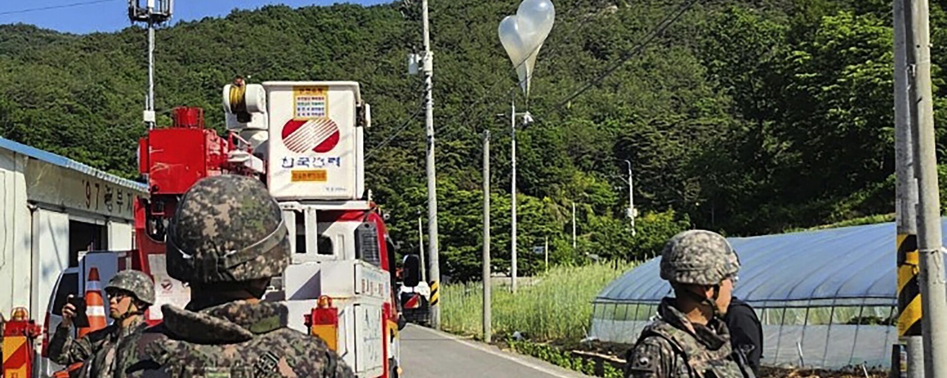 Globos con basura presumiblemente enviados por Corea del Norte, cuelgan de cables eléctricos mientras soldados del Ejército surcoreano montan guardia en Muju, Corea del Sur, el miércoles 29 de mayo de 2024 - Sputnik Mundo, 1920, 02.06.2024