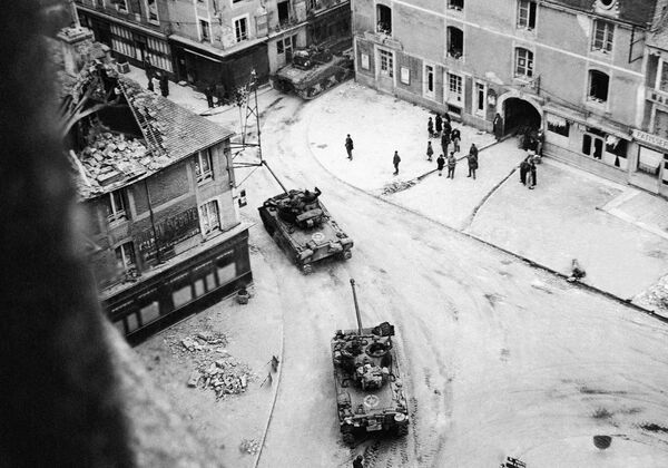 Aunque fue una batalla importante, historiadores consideran que entra en la categoría de &quot;mito de la salvación del mundo&quot;, ya que el frente oriental (soviético-alemán) fue el escenario de la muerte del 80% de las fuerzas nazis.En la foto: los tanques estadounidenses Sherman equipados con cañones británicos de 17 libras, avanzando en dirección a Caen. - Sputnik Mundo