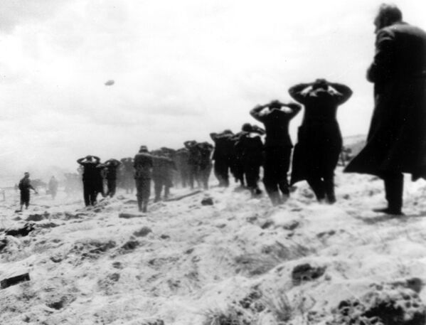 Para el inicio del desembarco, el Ejército Rojo poseía la iniciativa estratégica, culminaba la liberación del territorio de la URSS de las tropas alemanas y se preparaba para proseguir la ofensiva hacia el interior de Europa.En la foto: los prisioneros de guerra alemanes son conducidos por las fuerzas aliadas desde la Playa de Utah, cerca de Sainte-Mere-Eglise. - Sputnik Mundo