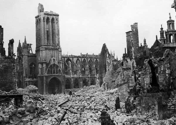 Escombros y ruinas llenan una parte de la ciudad francesa de Caen, arrebatada a los alemanes por las tropas británicas y canadienses. Al fondo, la iglesia de San Pedro, construida en el siglo XIV. - Sputnik Mundo