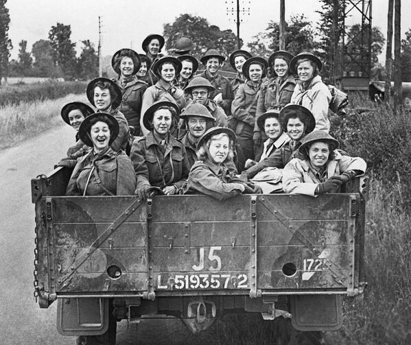 El recelo ante esa ofensiva y el temor a que la Unión Soviética fuese capaz de derrotar a la Alemania nazi sin ayuda de terceros, según algunos historiadores, provocó la apertura del segundo frente por parte de los aliados occidentales.En la foto: integrantes del Queen Alexandra&#x27;s Imperial Military Nursing Service, un servicio de enfermería adscrito al Ejército británico, llegan a Francia para ayudar a atender a los heridos. - Sputnik Mundo