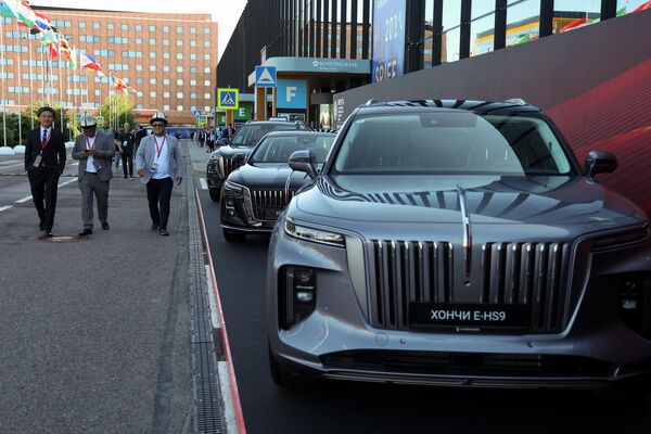 Un stand de la marca china de automóviles Hongqi en el SPIEF-2024. - Sputnik Mundo