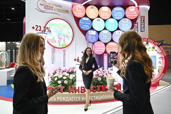 Participantes del foro se hacen fotos en el stand de la región de Rostov. - Sputnik Mundo