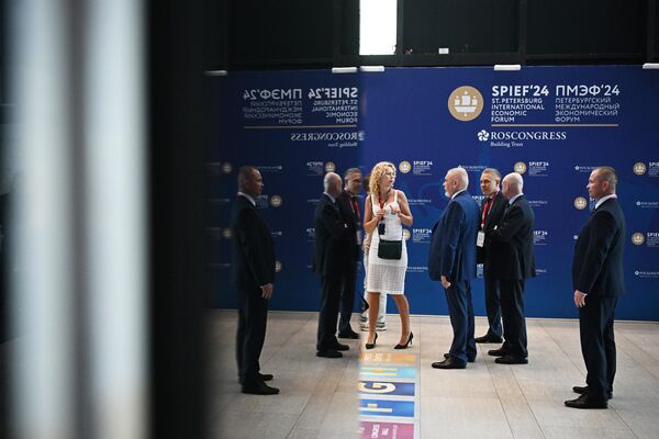 El SPIEF se celebra bajo los auspicios del presidente de Rusia desde 2005. En 2024, el presidente, Vladímir Putin, pronunciará un discurso en el Foro el 7 de junio, y mantendrá &quot;contactos internacionales&quot; durante el evento. - Sputnik Mundo