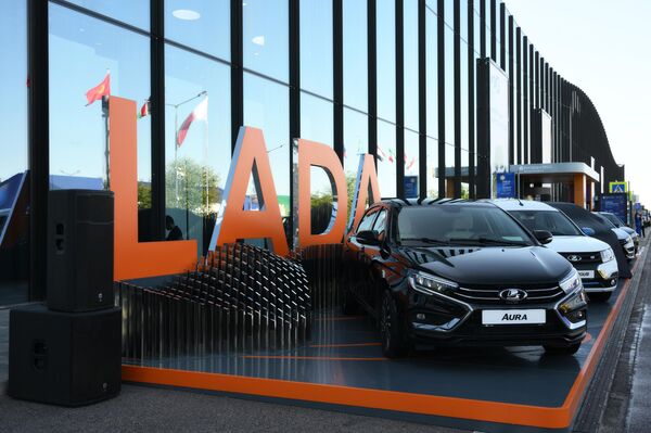 Stand de Lada, marca rusa de automóviles. Lada significa barco en el antiguo ruso (tal y como lo indica su logo), y también hace referencia a la palabra de amado o querido. - Sputnik Mundo