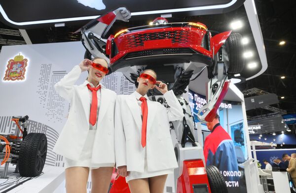 En un estand del Foro Económico Internacional de San Petersburgo (SPIEF) se presentó un transformador de cuatro metros de largo, fabricado con piezas de recambio de automóviles eléctricos producidos conjuntamente por la región de Moscú y China. - Sputnik Mundo