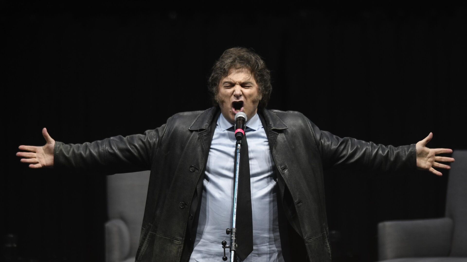 Javier Milei, presidente argentino, canta en un acto promocional de su nuevo libro en Buenos Aires, Argentina, el 22 de mayo de 2024 - Sputnik Mundo, 1920, 08.02.2025