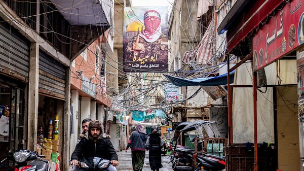 Una pancarta de Abu Obeida, el portavoz de las Brigadas Qassam de Hamás, con un lema en árabe que dice portavoz de la nación, cuelga sobre un callejón al sur de Beirut, el 5 de febrero de 2024.  - Sputnik Mundo