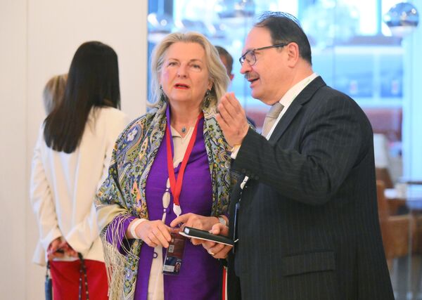 Karin Kneissl, exministra de  Exteriores de Austria (2017-2019). - Sputnik Mundo