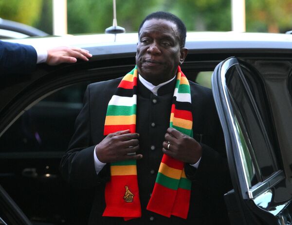 El presidente de Zimbabue, Emmerson Mnangagwa, antes de una reunión con el presidente ruso, Vladímir Putin. - Sputnik Mundo