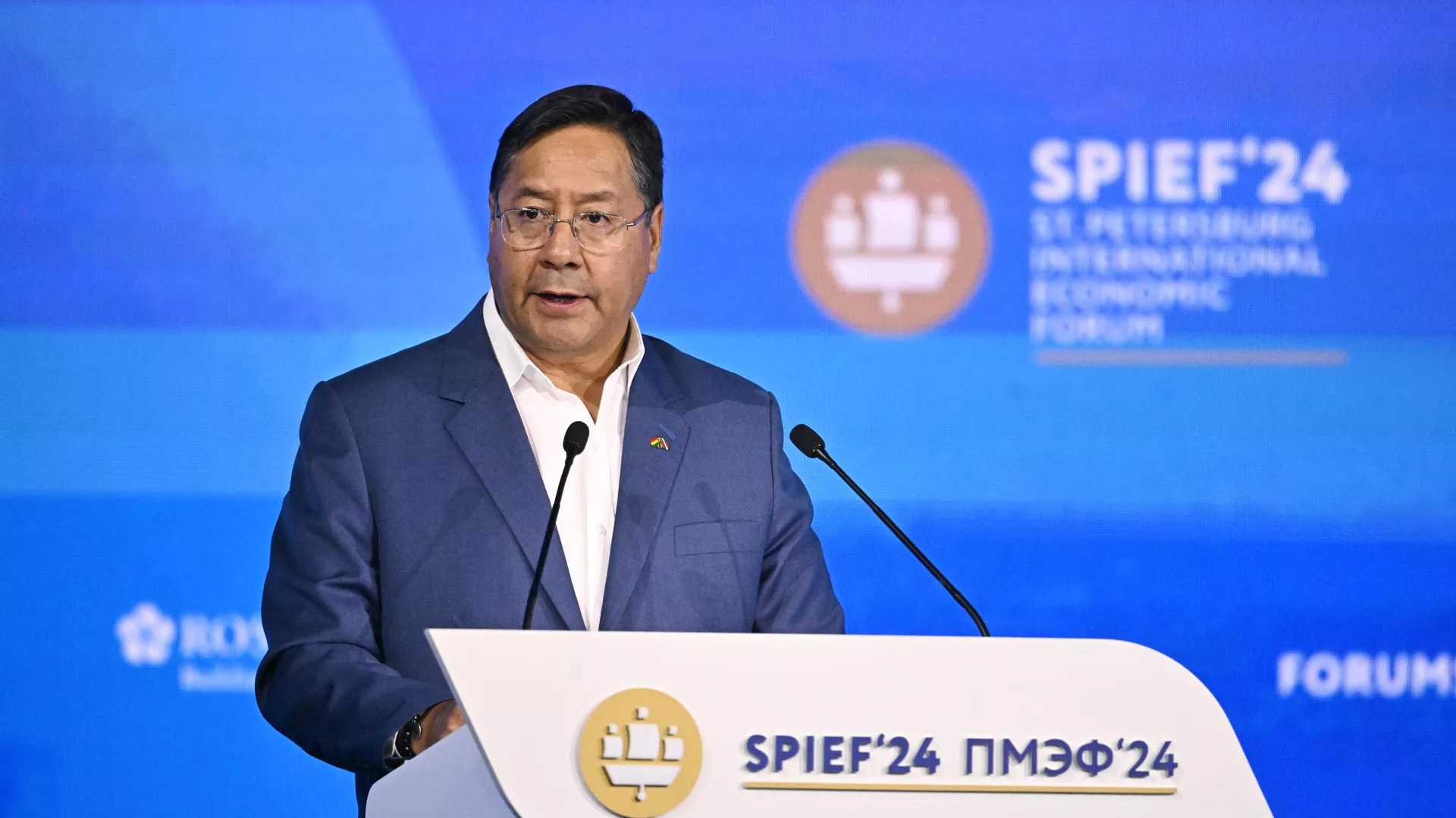 Luis Arce, presidente de Bolivia, interviene en una sesión plenaria del Foro Económico Internacional de San Petersburgo 
