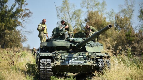 Un tanque T-72 y soldados rusos en la república popular de Donetsk - Sputnik Mundo