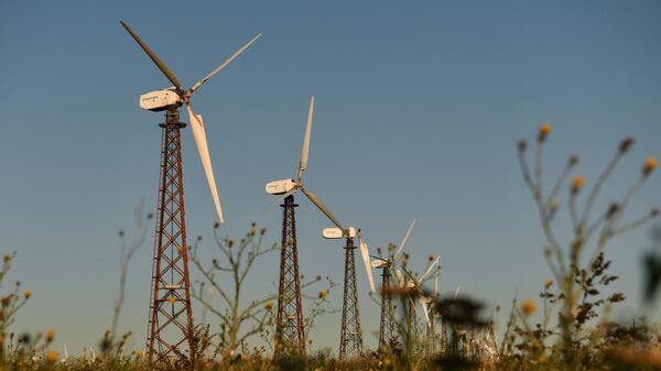 Aerogeneradores en el parque eólico de Mirnovskaya, en Crimea, Rusia  - Sputnik Mundo