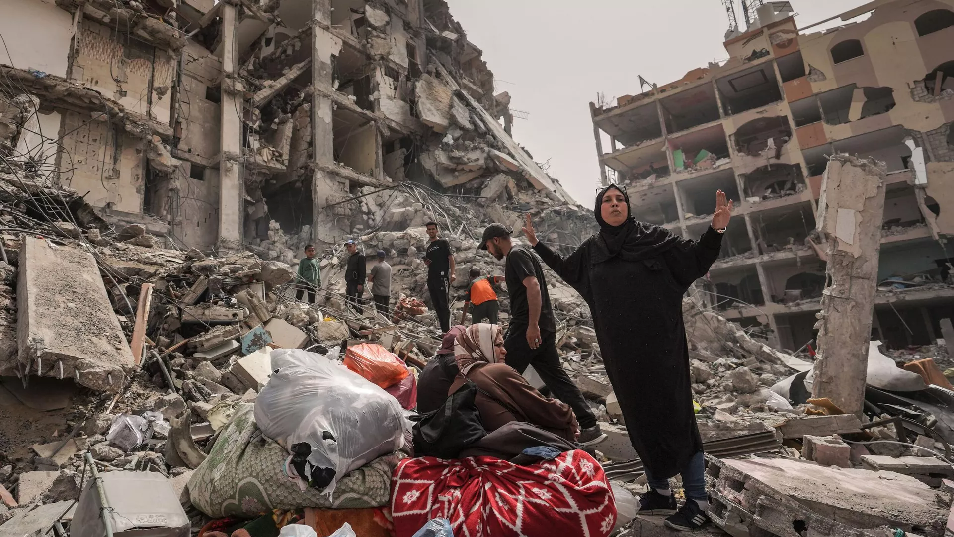 Los palestinos inspeccionan los daños a un edificio en la ciudad de Nuseirat, en el centro de la Franja de Gaza 