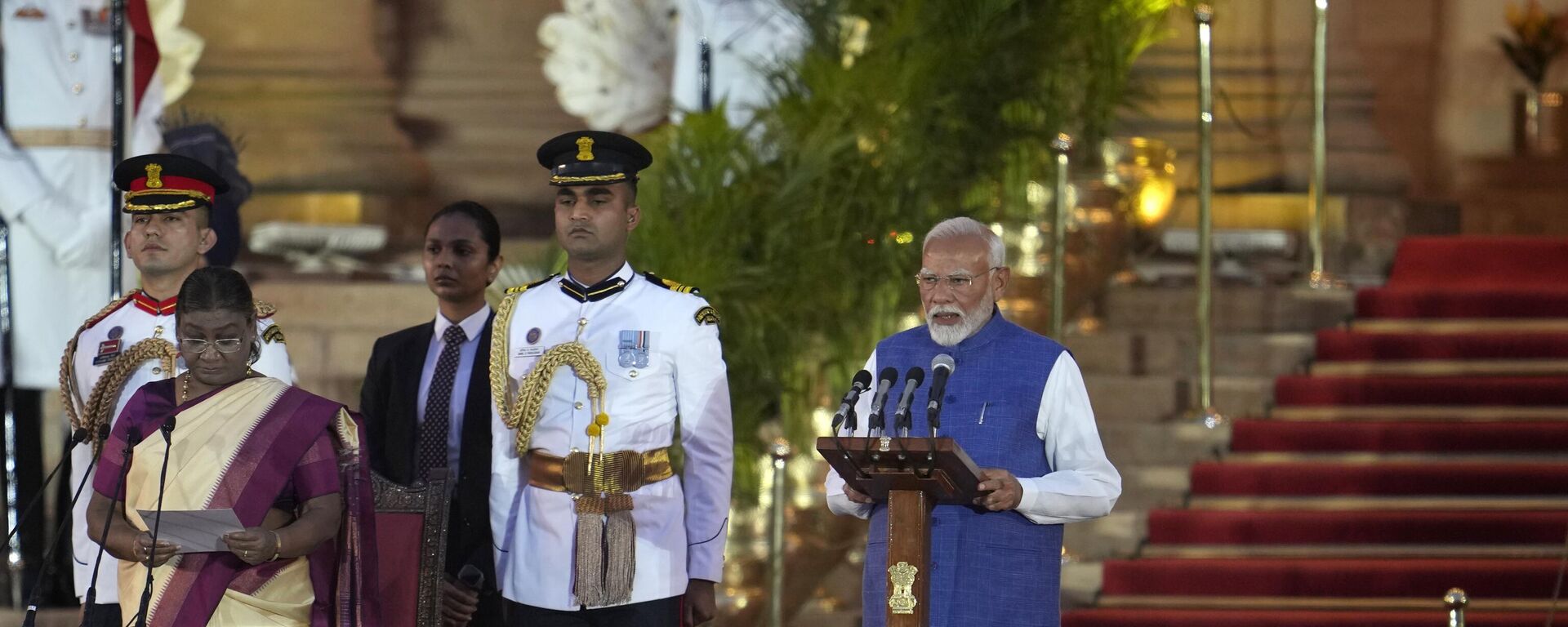 Narendra Modi, jura su cargo como primer ministro de la India ante la presidente, Droupadi Murmu, en el Rashtrapati Bhawan, en Nueva Deli, India, el 9 de junio de 2024 - Sputnik Mundo, 1920, 19.08.2024