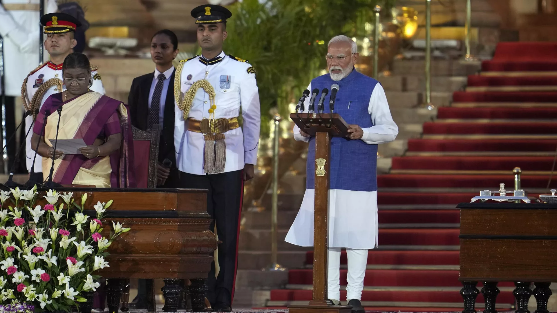 Narendra Modi, jura su cargo como primer ministro de la India ante la presidente, Droupadi Murmu, en el Rashtrapati Bhawan, en Nueva Deli, India, el 9 de junio de 2024 - Sputnik Mundo, 1920, 19.08.2024