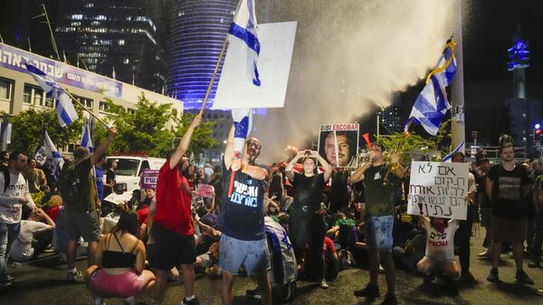 La Policía israelí utiliza un cañón de agua para dispersar a los manifestantes contra el Gobierno israelí durante un llamado a la liberación de los rehenes, Tel Aviv, Israel, el 8 de junio de 2024 - Sputnik Mundo