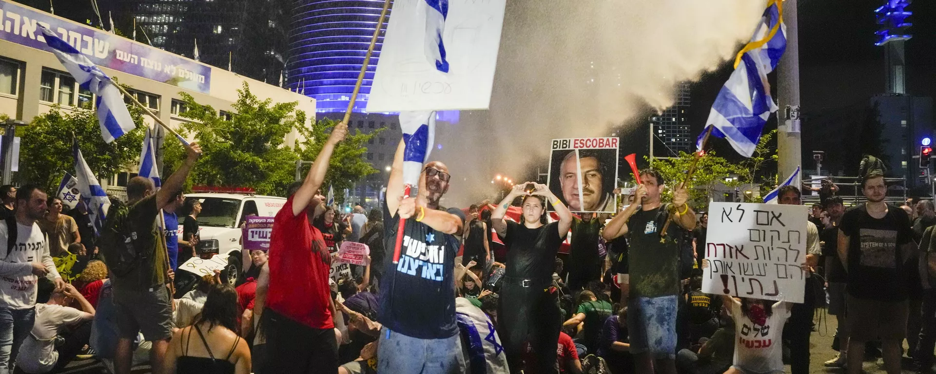 La Policía israelí utiliza un cañón de agua para dispersar a los manifestantes contra el Gobierno israelí durante un llamado a la liberación de los rehenes, Tel Aviv, Israel, el 8 de junio de 2024 La Policía israelí utiliza un cañón de agua para dispersar a los manifestantes contra el Gobierno israelí durante un llamado a la liberación de los rehenes, Tel Aviv, Israel, el 8 de junio de 2024 - Sputnik Mundo, 1920, 09.06.2024