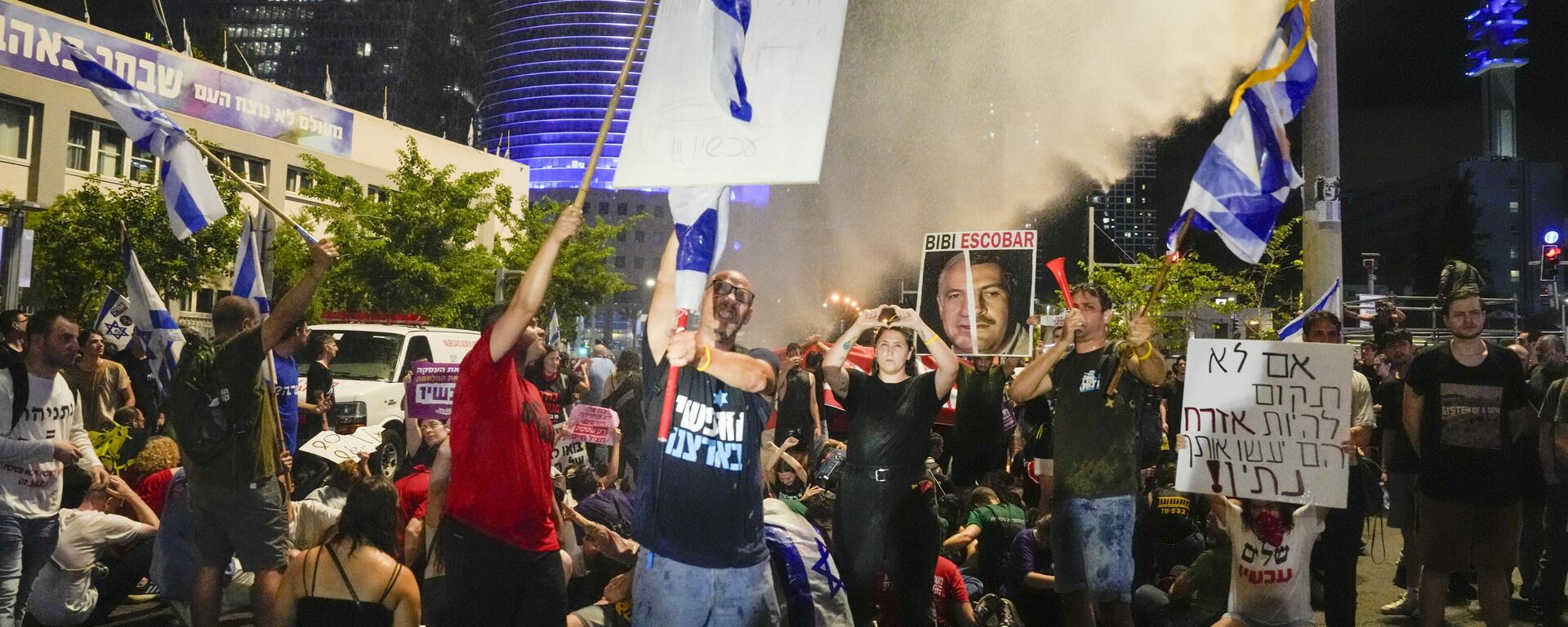 La Policía israelí utiliza un cañón de agua para dispersar a los manifestantes contra el Gobierno israelí durante un llamado a la liberación de los rehenes, Tel Aviv, Israel, el 8 de junio de 2024 - Sputnik Mundo, 1920, 09.06.2024