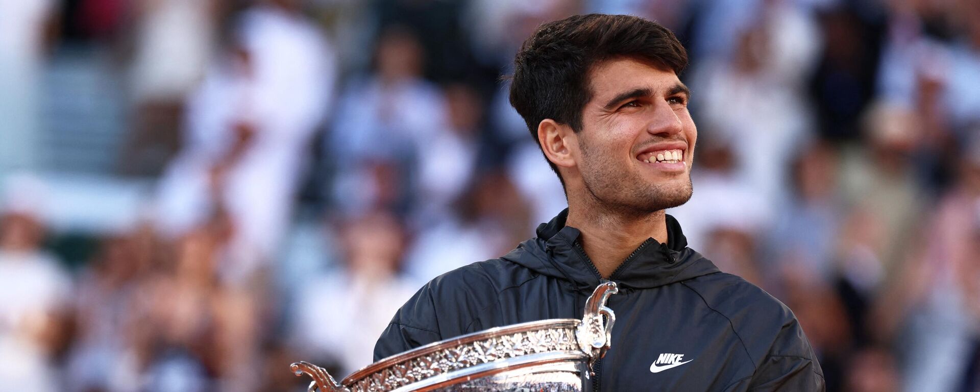 Carlos Alcaraz, deportista español, celebra con el trofeo tras ganar al alemán Alexander Zverev al final de su partido de la final individual masculina en la pista Philippe-Chatrier, París, el 9 de junio de 2024  - Sputnik Mundo, 1920, 09.06.2024