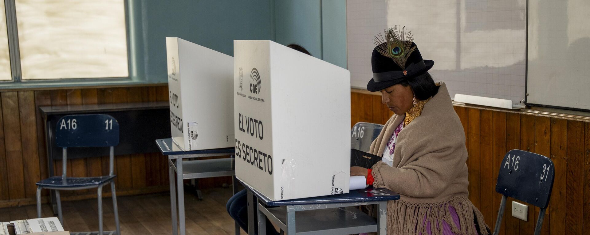 Una votante elige a su candidato en unas elecciones presidenciales en Quito, Ecuador, el domingo 20 de agosto de 2023 - Sputnik Mundo, 1920, 10.02.2025