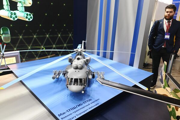 Una maqueta del helicóptero de transporte militar Mi-171Sh en el estand de Rosoboronexport. - Sputnik Mundo