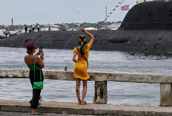 Una mujer saluda a los miembros de la tripulación del submarino de propulsión nuclear Kazan. - Sputnik Mundo