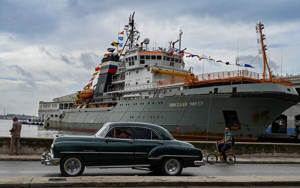 Además, recorrerán lugares de interés histórico y cultural.En la foto: el remolcador de rescate Nikolai Chiker se encuentra en La Habana en visita oficial. - Sputnik Mundo