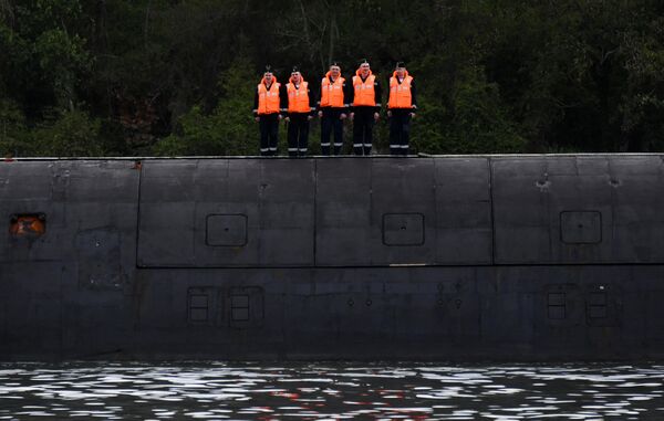 Marinos rusos montan guardia sobre el submarino nuclear ruso Kazan, parte de la flotilla rusa que visita Cuba. - Sputnik Mundo