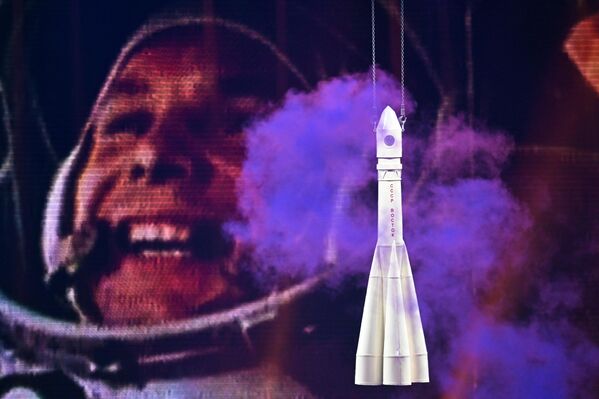 Durante la ceremonia de apertura, celebrada el 12 de junio, el público realizó un viaje a través de un universo metafórico. - Sputnik Mundo