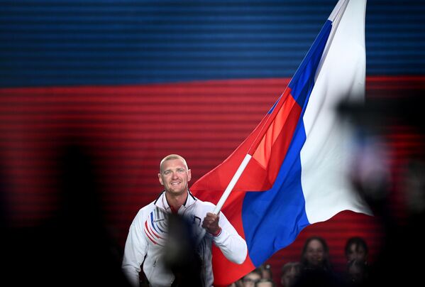 El remero ruso Artióm Kósov, abanderado del equipo ruso, en la ceremonia. - Sputnik Mundo