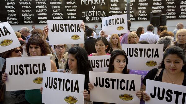 Personas se reúnen frente al centro comunitario judío AMIA pidiendo Justicia, en Buenos Aires, Argentina, 21 de enero de 2015.  - Sputnik Mundo