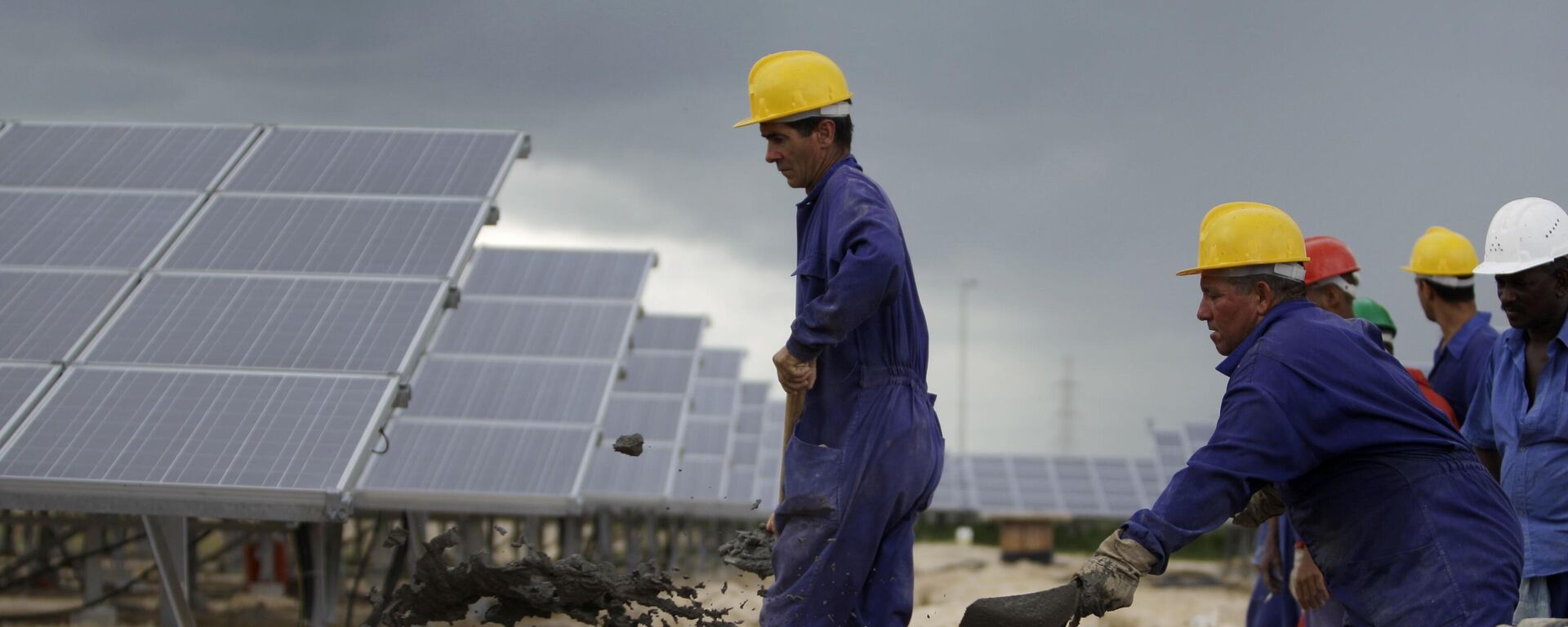 Trabajadores instalan una línea eléctrica de alta tensión que transportará la corriente generada por los paneles solares en Cienfuegos, Cuba  - Sputnik Mundo, 1920, 14.06.2024