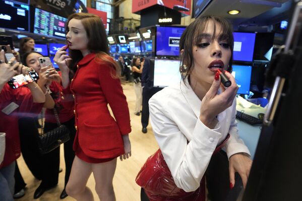 Las embajadoras de MAC Cosmetics en la Bolsa de Nueva York. - Sputnik Mundo