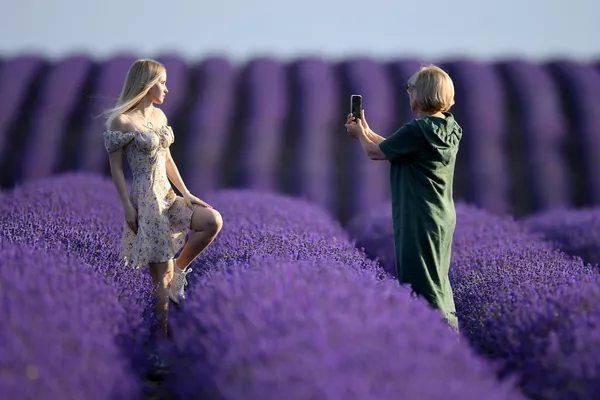 Turistas tomándose fotos en los campos de lavanda en Crimea. Turistas tomándose fotos en los campos de lavanda en Crimea. - Sputnik Mundo